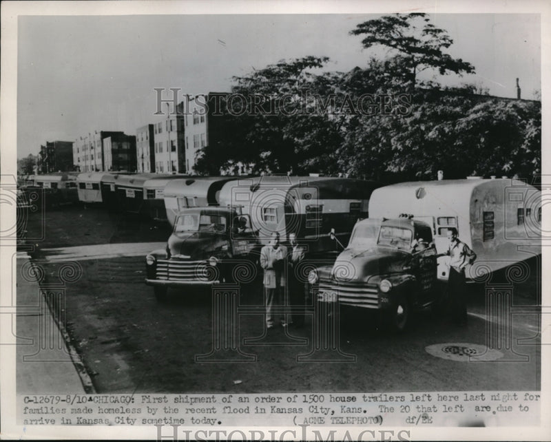 Load image into Gallery viewer, 1951 Press Photo Chicago House trailers for Kansas flood victims to live in
