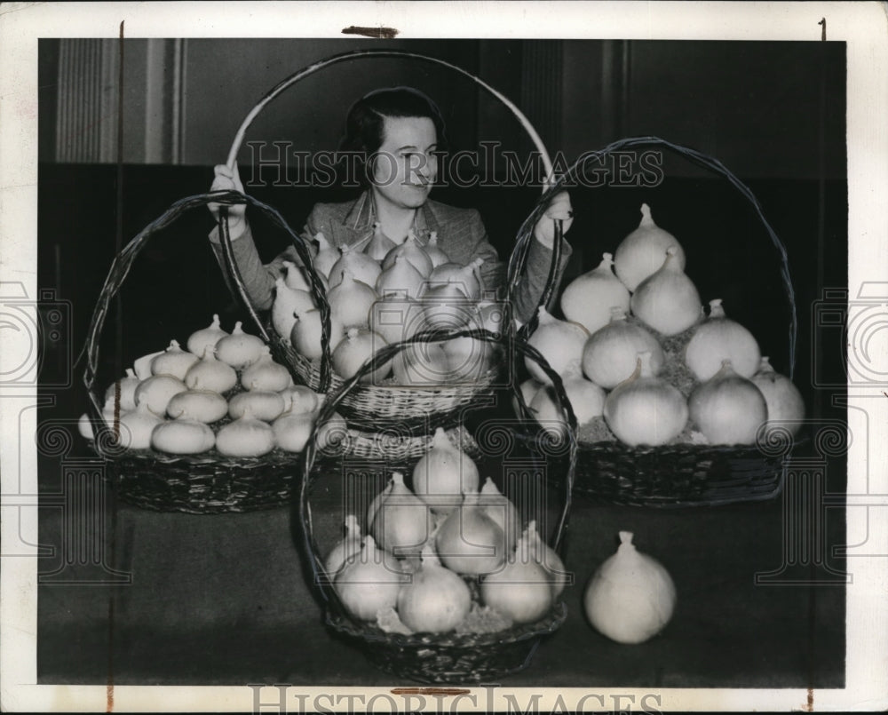1941 Media Photo Onion at horticultural exhibit in London