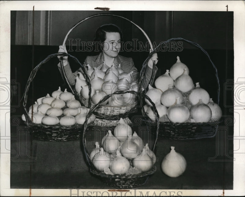 Load image into Gallery viewer, 1941 Media Photo Onion at horticultural exhibit in London
