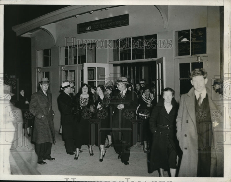 Load image into Gallery viewer, 1933 Press Photo The Bureau of Printing and Engraving Night shift employees
