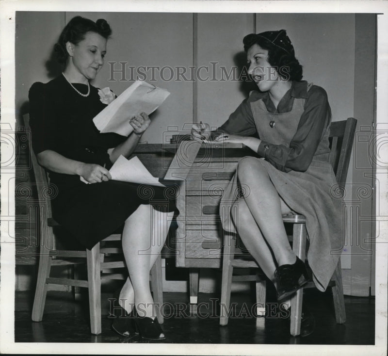 Load image into Gallery viewer, 1942 Media Photo Wash DC stenographers Fern Calvert &amp; Lillian Mintzer
