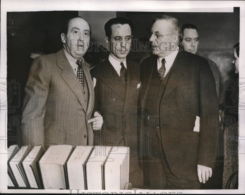 Load image into Gallery viewer, 1938 Press Photo Paul Wright at murder trial atty J Geisler &amp; dad Dr JJ Wright
