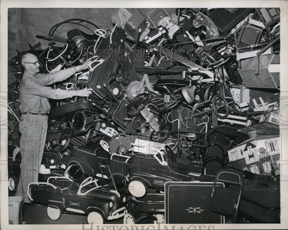1958 Press Photo St Paul Mn Lawrence Brack & toys to be repaired for Xmas