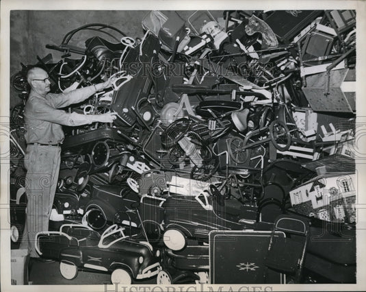 1958 Press Photo St Paul Mn Lawrence Brack & toys to be repaired for Xmas