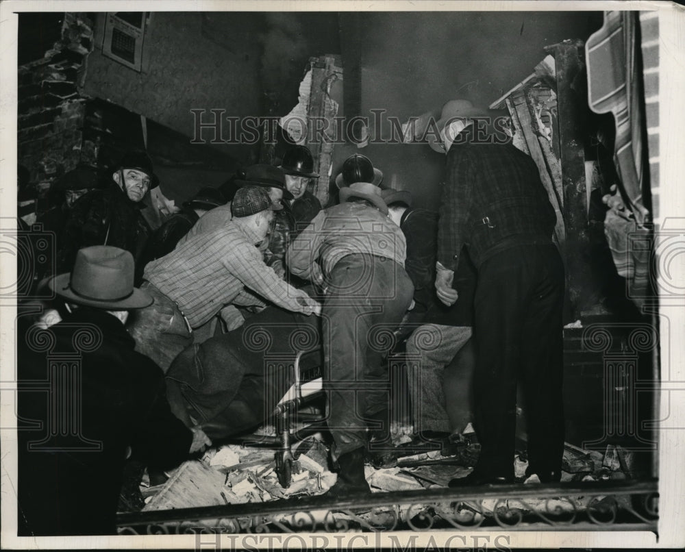 1945 Press Photo Hammond, Ind bodies removed from Smidts resort fire - ned04612