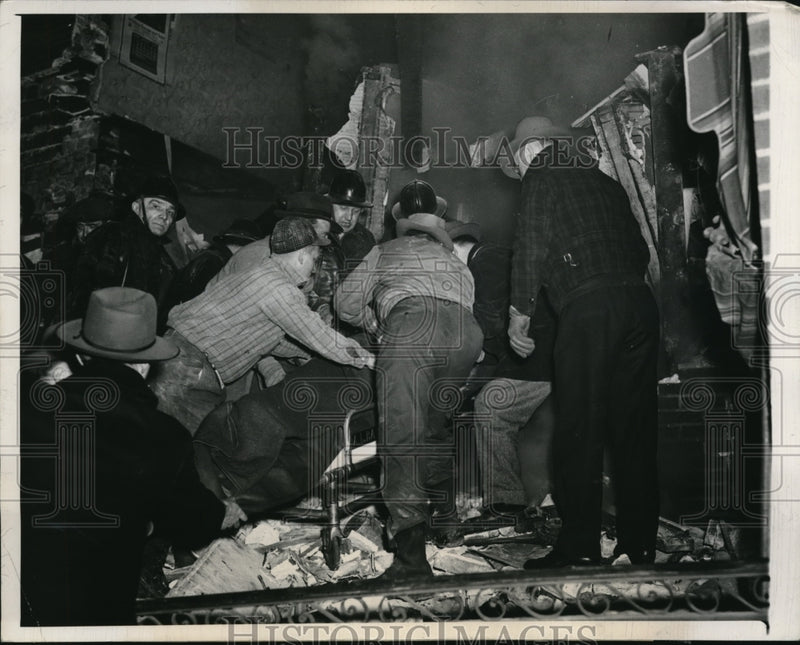 Load image into Gallery viewer, 1945 Press Photo Hammond, Ind bodies removed from Smidts resort fire - ned04612
