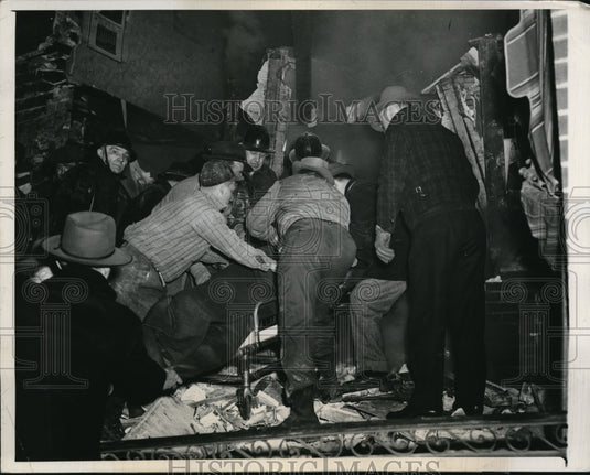 1945 Press Photo Hammond, Ind bodies removed from Smidts resort fire - ned04612