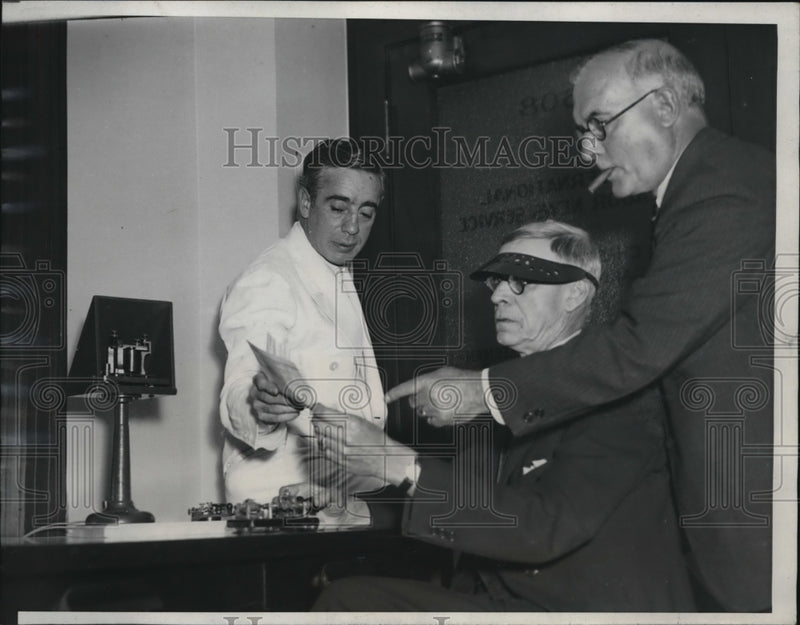 Load image into Gallery viewer, 1934 Press Photo Francis Gorman chair od strike comm, T McMahon, Rbt Shearby
