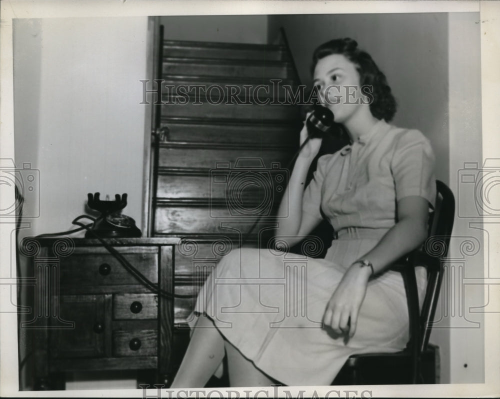 1939 Press Photo University of Missouri, co-ed talking on dorm community phone
