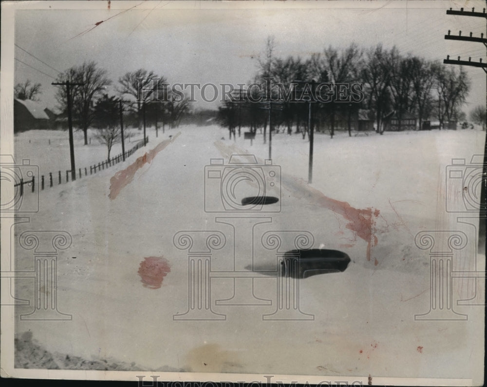 1936 Press Photo At the Wisconsin street two cars were stocked in snow