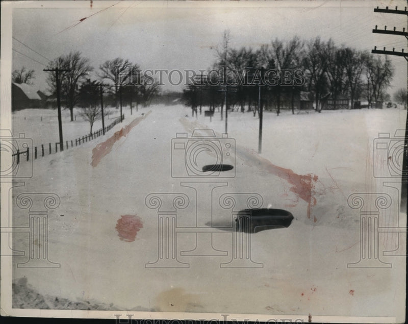 Load image into Gallery viewer, 1936 Press Photo At the Wisconsin street two cars were stocked in snow
