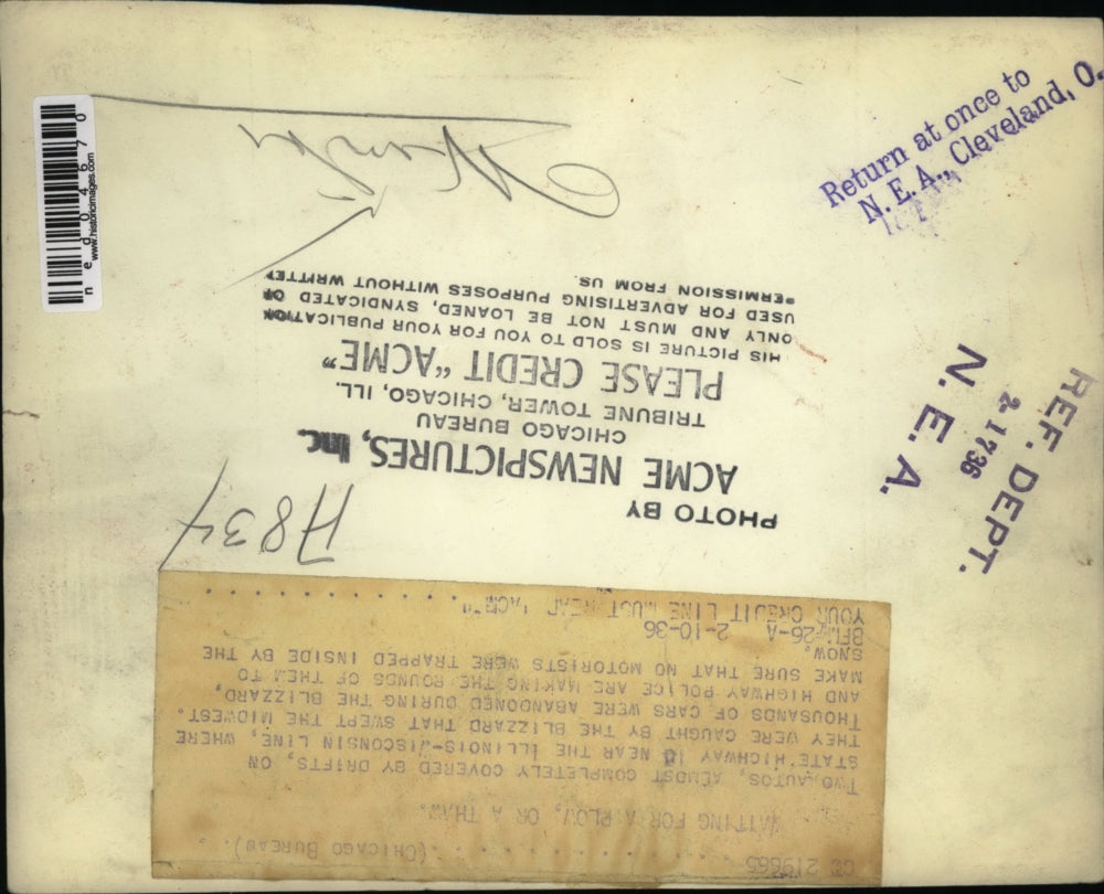 1936 Press Photo At the Wisconsin street two cars were stocked in snow