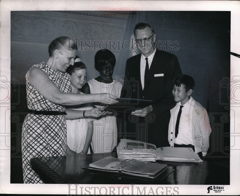 Load image into Gallery viewer, 1966 Media Photo Project Luiz Completed At Sowinski School
