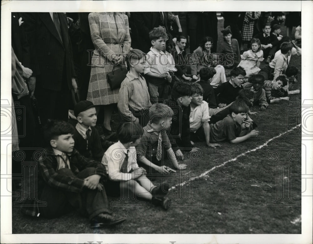 1941 Media Photo Youngsters Watch British Child Evacuees Roll Easter Eggs