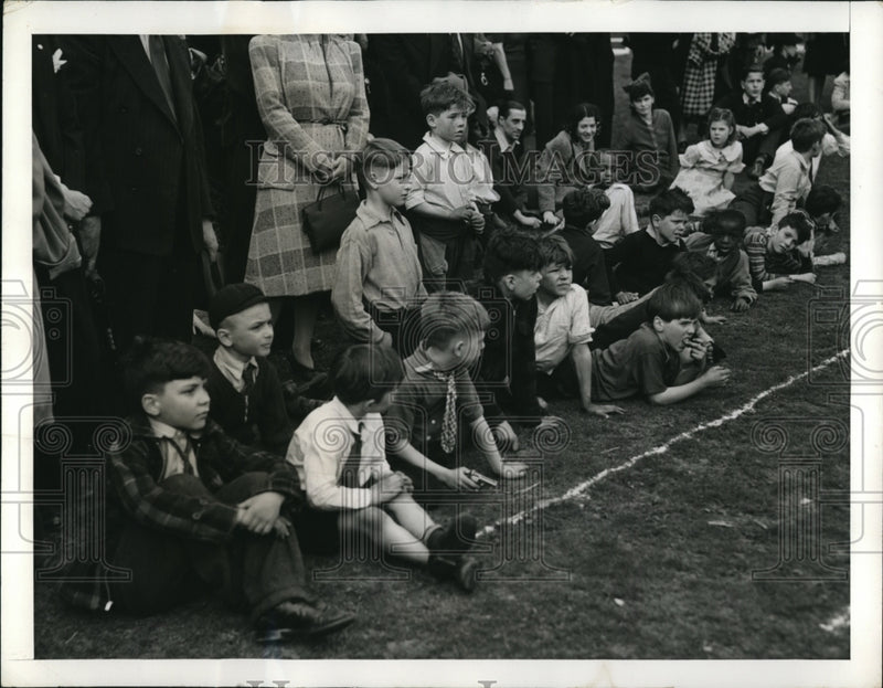 Load image into Gallery viewer, 1941 Media Photo Youngsters Watch British Child Evacuees Roll Easter Eggs
