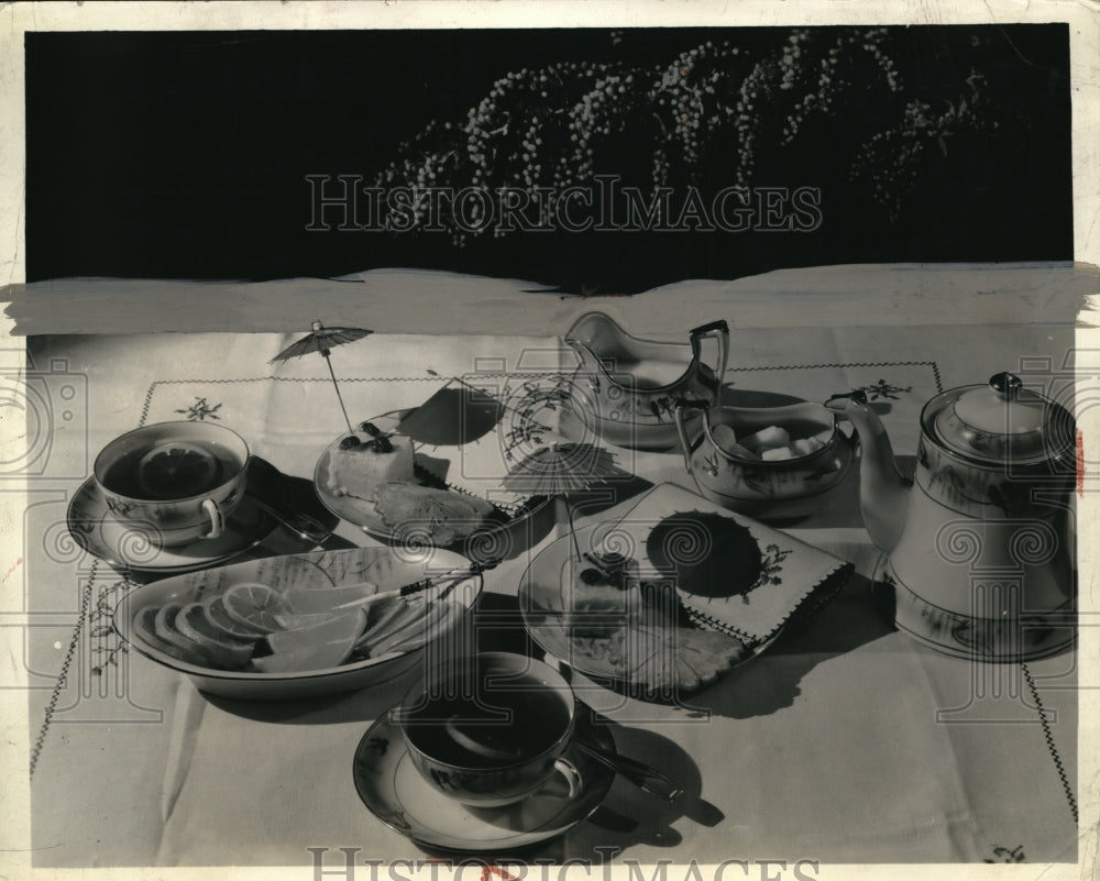 1936 Press Photo Vacationing Collegians turned a get together into a party event