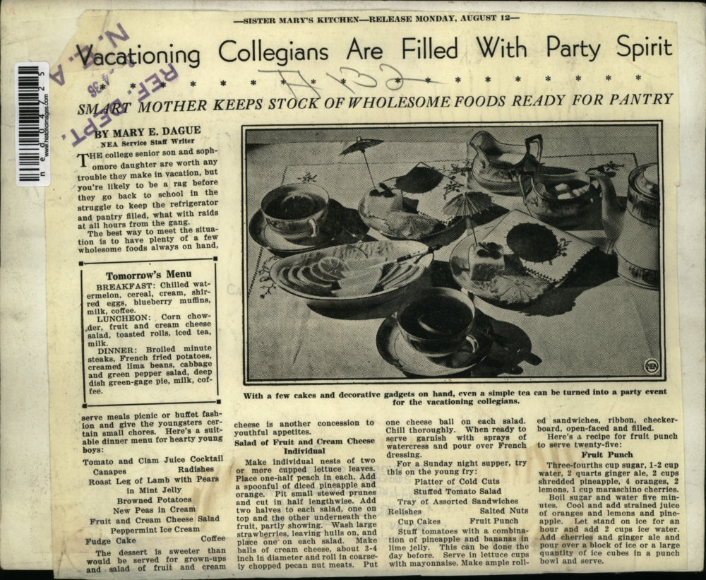 1936 Press Photo Vacationing Collegians turned a get together into a party event