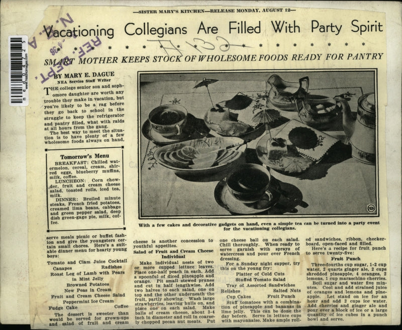 Load image into Gallery viewer, 1936 Press Photo Vacationing Collegians turned a get together into a party event
