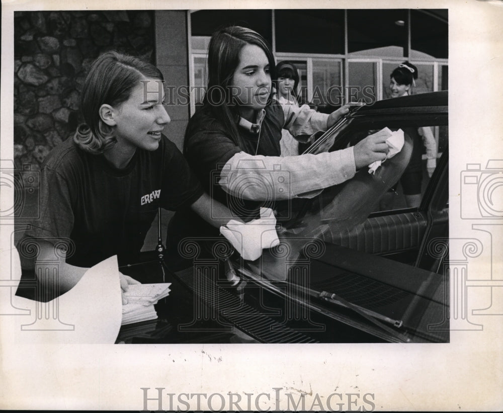 1967 Press Photo Diann Zeldman and Debbie Lyons on cleaning a windshield.