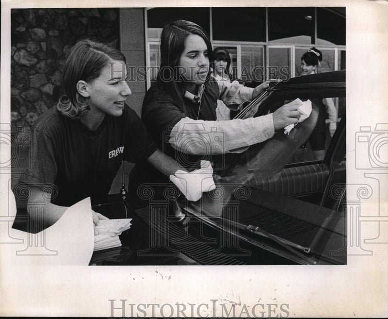 Load image into Gallery viewer, 1967 Press Photo Diann Zeldman and Debbie Lyons on cleaning a windshield.
