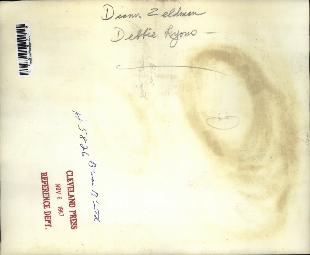 1967 Press Photo Diann Zeldman and Debbie Lyons on cleaning a windshield.