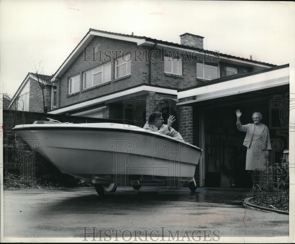 1969 Press Photo Keith trask rolls down with his unusual vehicle boat