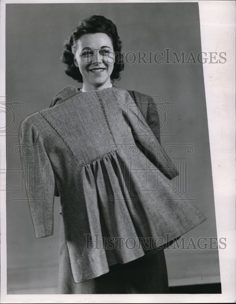 1947 Press Photo Mrs Leona Fisher of Pepper Pike sewing- Historic Images