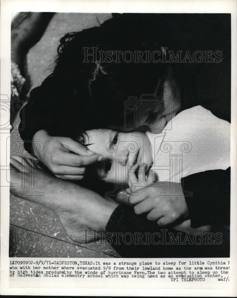 1971 Press Photo Cynthia and mother evacuated from lowland home in Galveston