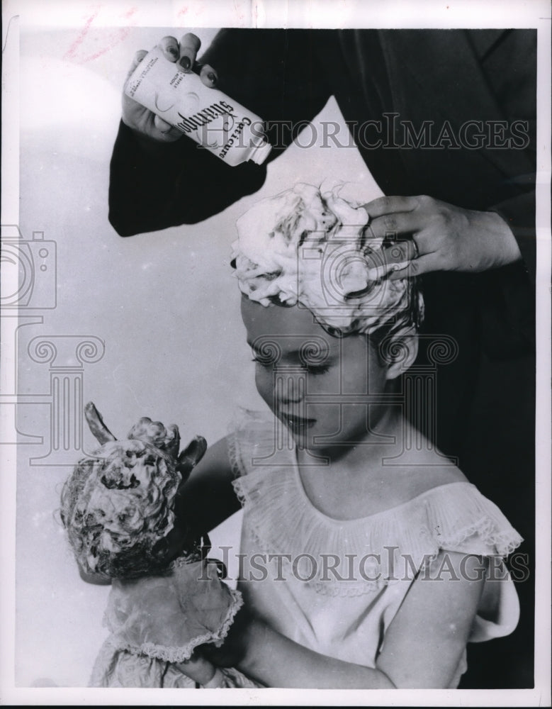 Load image into Gallery viewer, 1956 Press Photo No more tears squeeze bottle for Child's hair
