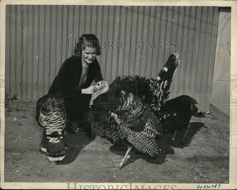 Load image into Gallery viewer, 1936 Press Photo Agnes Pricer looks for a turkey for the President's mother
