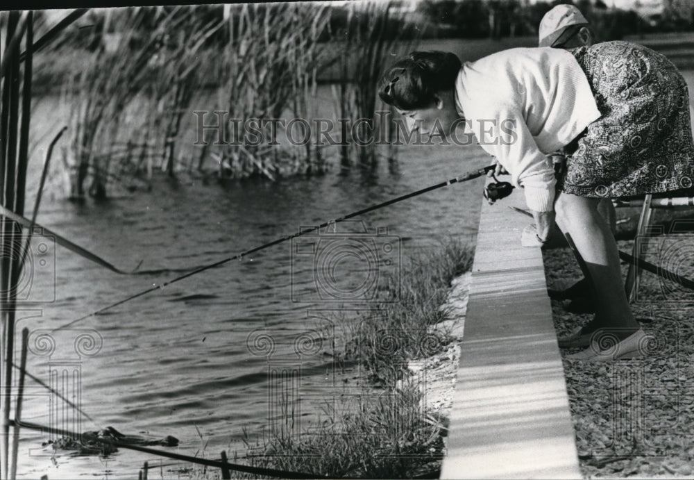1966 Press Photo Mrs English jokes around Eddie the marshmallow eating alligator