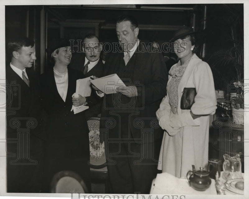 Load image into Gallery viewer, 1933 Press Photo Mr &amp; Mrs Henri W Van Loon author &amp; artist, Miss Ruth Hoffman
