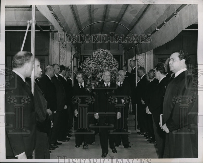 Load image into Gallery viewer, 1938 Press Photo Funeral at Temple Emanual with pallbearers
