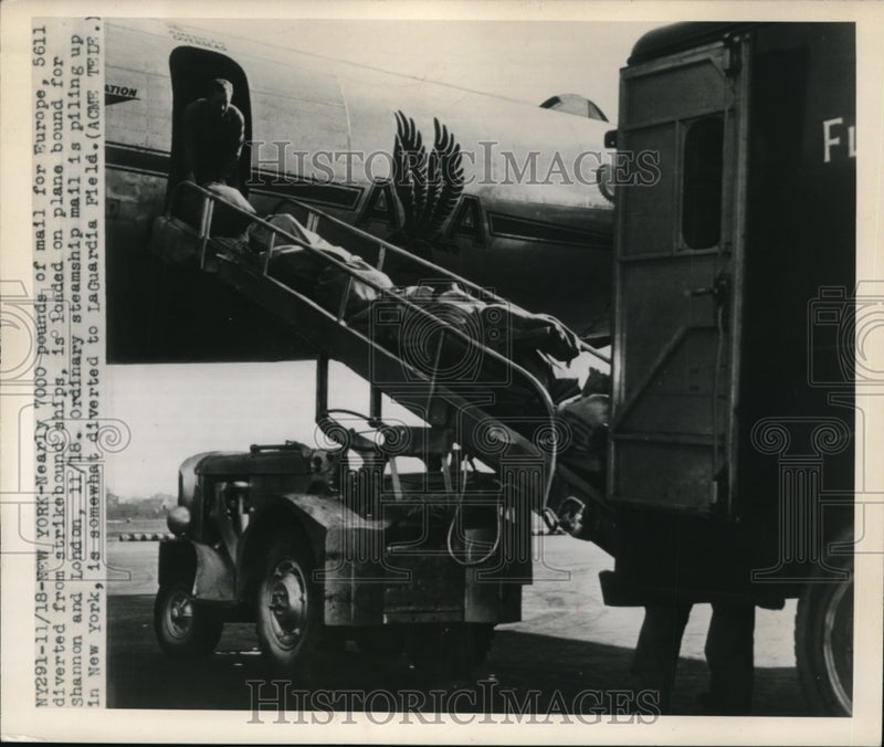 Load image into Gallery viewer, 1948 Press Photo Mails from Europe diverted from strikebound ships
