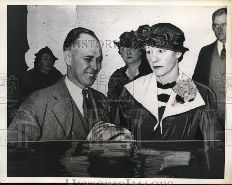 Load image into Gallery viewer, 1936 Media Photo John C McClennen of Phila Pa at court beat wife Norma
