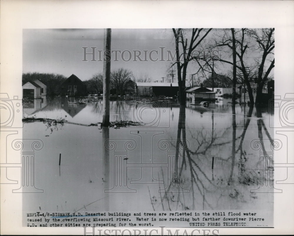 1962 Press Photo Deserted buildings & trees by overflowing Missouri river