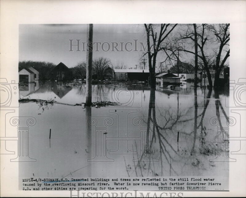 Load image into Gallery viewer, 1962 Press Photo Deserted buildings &amp; trees by overflowing Missouri river
