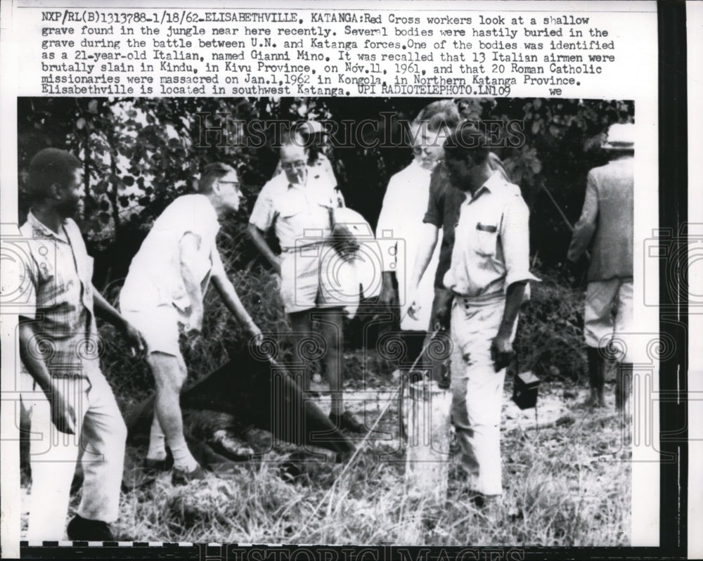 1962 Press Photo Red Cross Workers By Grave In Jungle Elisabethville, Katanga