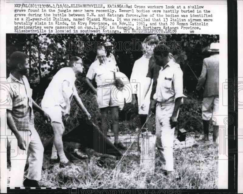 Load image into Gallery viewer, 1962 Press Photo Red Cross Workers By Grave In Jungle Elisabethville, Katanga
