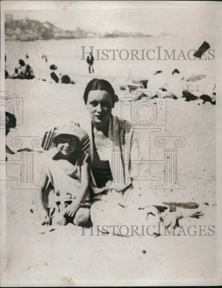 1934 Press Photo Mrs Gloria Vanderbilt & daughter at the beach - ned05288