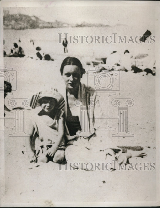 1934 Press Photo Mrs Gloria Vanderbilt & daughter at the beach - ned05288