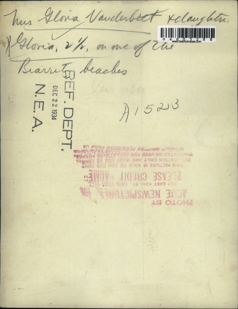 1934 Press Photo Mrs Gloria Vanderbilt & daughter at the beach - ned05288