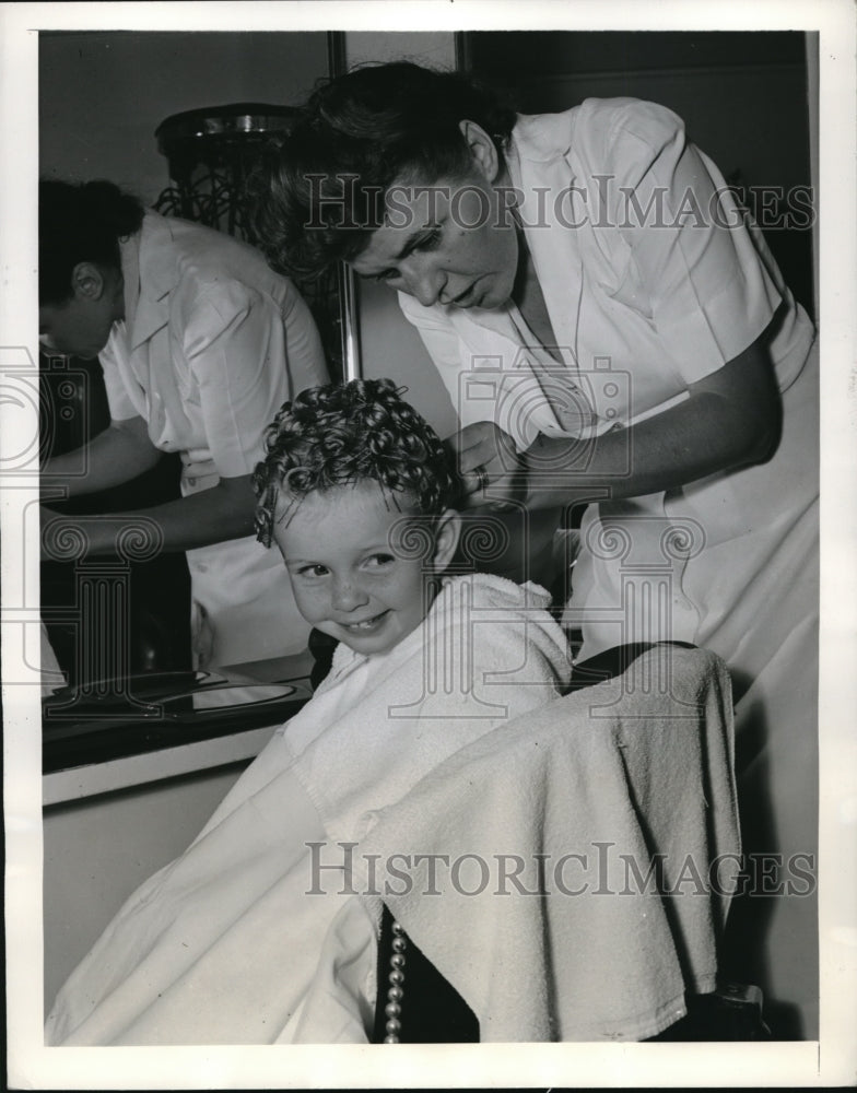Load image into Gallery viewer, 1941 Press Photo Child Sandra at the hair salon for pin curls
