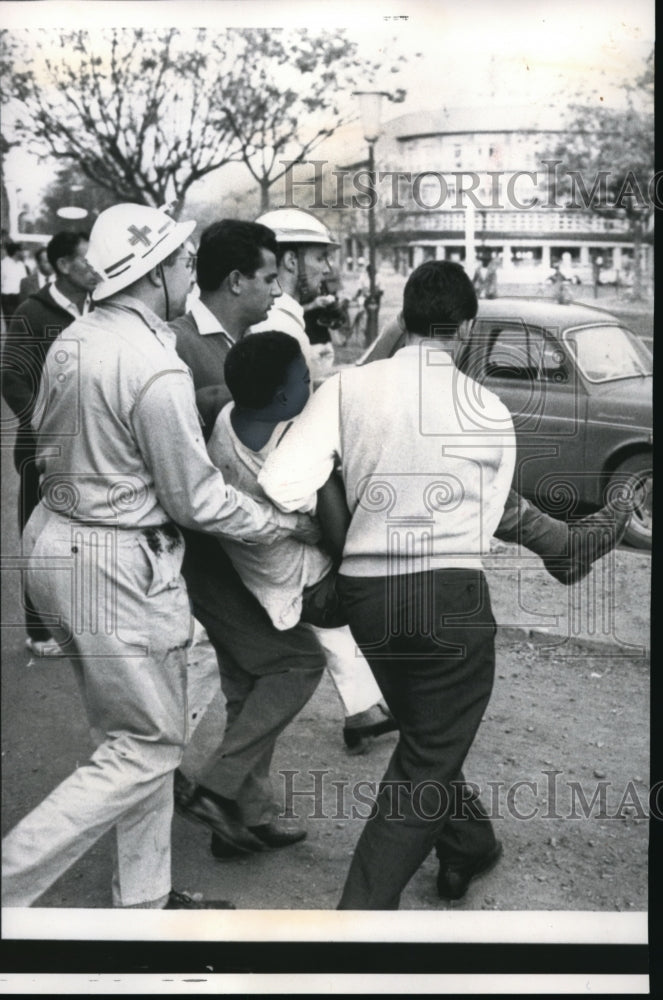Load image into Gallery viewer, 1961 Press Photo Elisabethtown Katanga Congo UN soldiers &amp; wounded man

