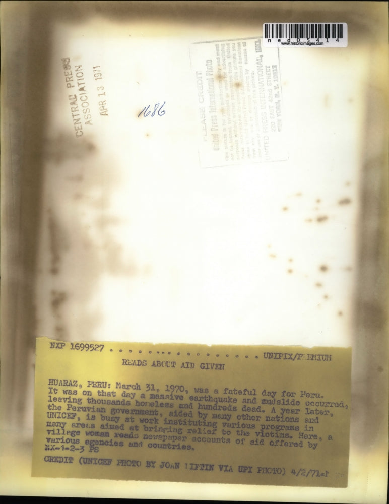 1971 Press Photo Hurraz Peru village woman read of earthquake aid offers