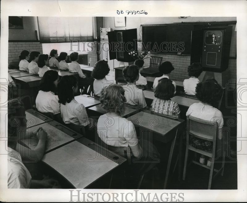 Load image into Gallery viewer, 1952 Media Photo N London England girls at school in TV experiment
