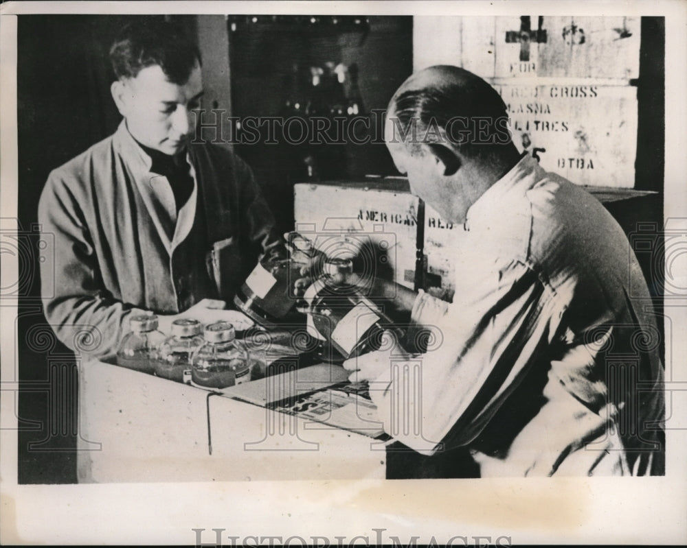 1941 Press Photo The Americans donate bloods to England to bond friendship