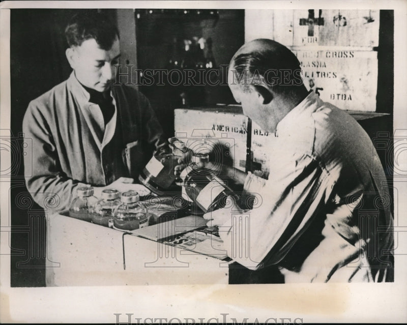 Load image into Gallery viewer, 1941 Press Photo The Americans donate bloods to England to bond friendship
