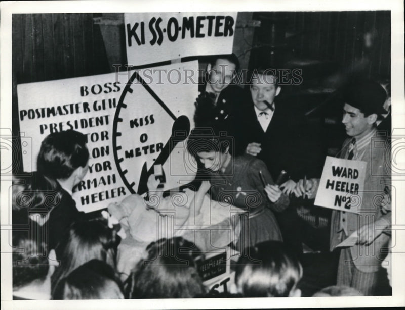 Load image into Gallery viewer, 1940 Press Photo The kiss o meter of the University of Missouri political party
