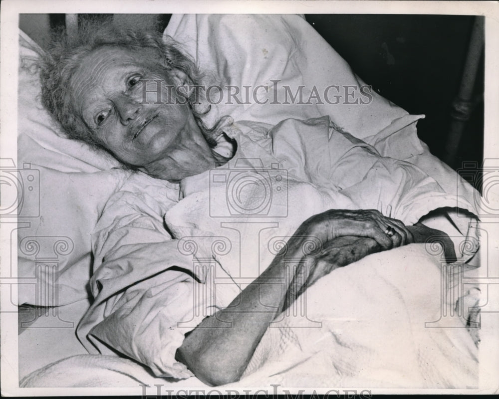 1947 Press Photo The old Mrs. Garland was hospitalized due to a robber attack